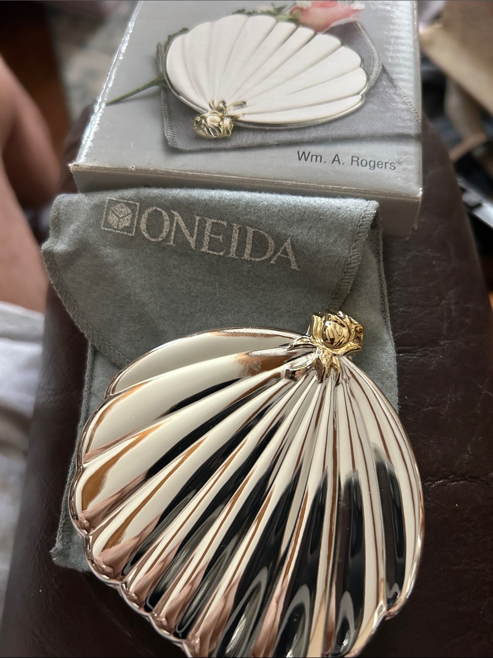 Oneida William Roger’s  Silver-tone Shell Compact Mirror with Gold Rose Mirror